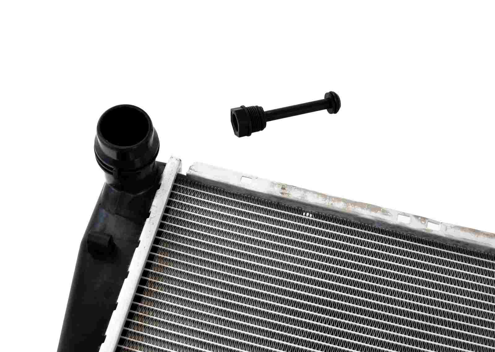 BMW E83 X3 Engine Cooling Radiator By UAC 17113415693 (2007-2010) – image 2