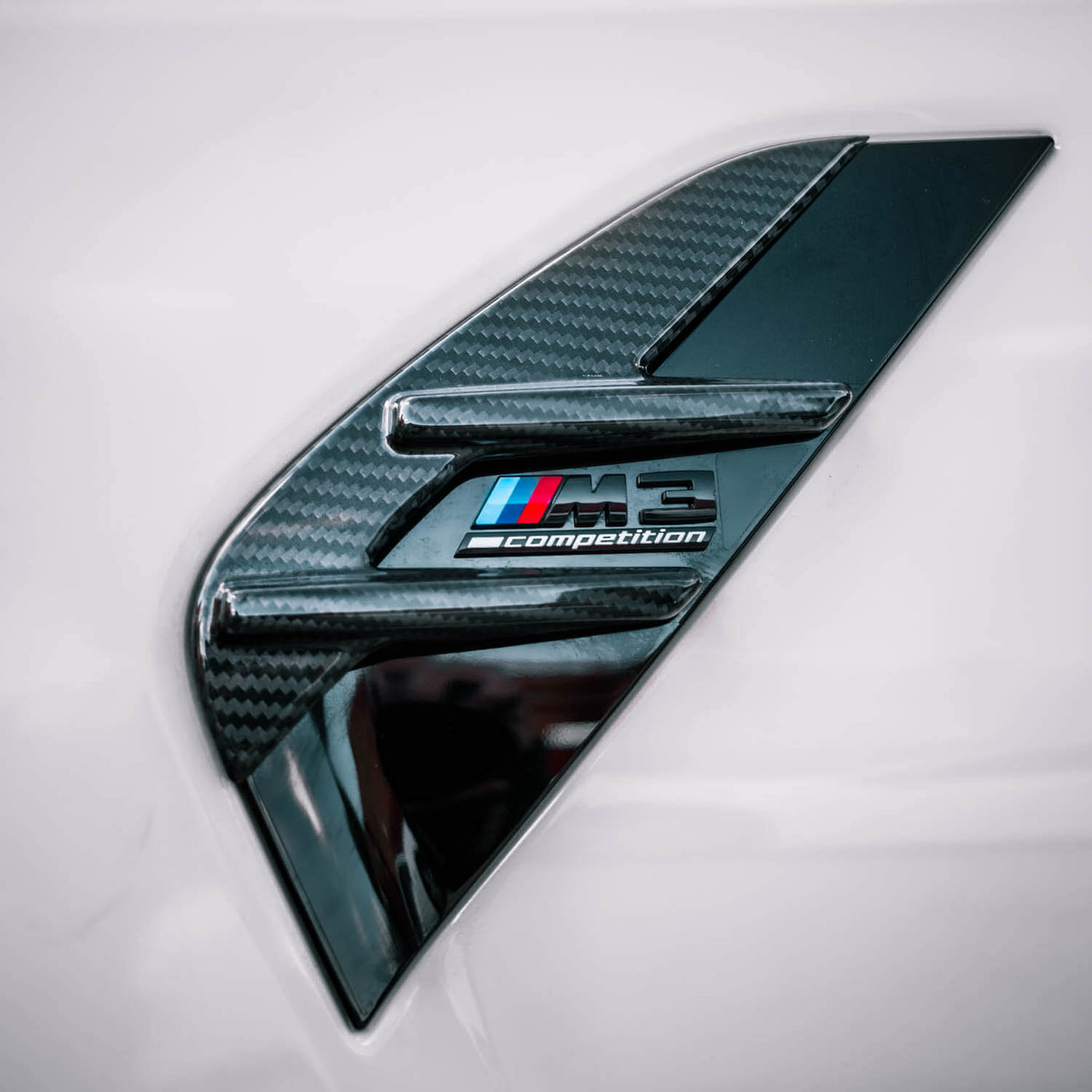 R44 MHC PLUS BMW G80 M3 PRE PREG CARBON FIBRE SIDE FENDER BADGE COVER – image 4